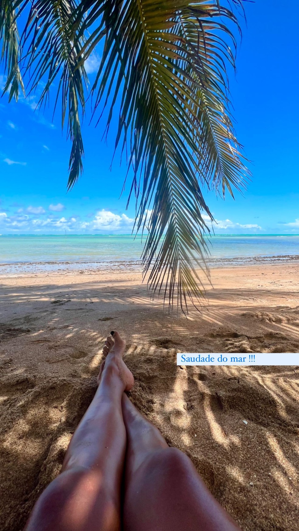Carol Peixinho de pernas cruzadas em frente a bela praia — Foto: Reprodução/Instagram