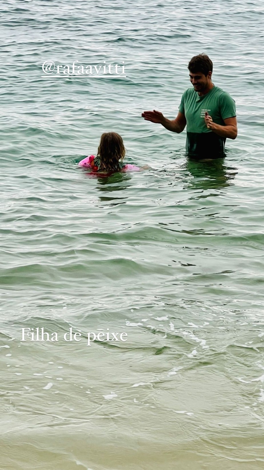 Rafa Vitti começa semana nadando com a filha e Tatá Werneck brinca