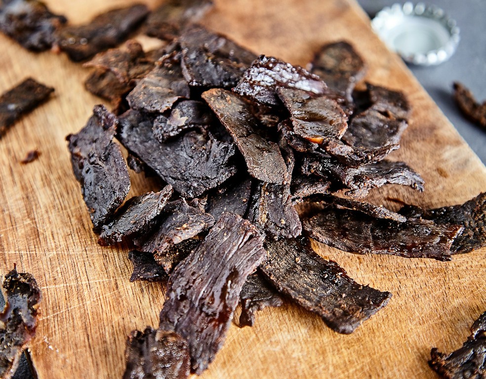 Uma tábua de biltong, carne seca sul-africana — Foto: Alex Bayev / Unsplash