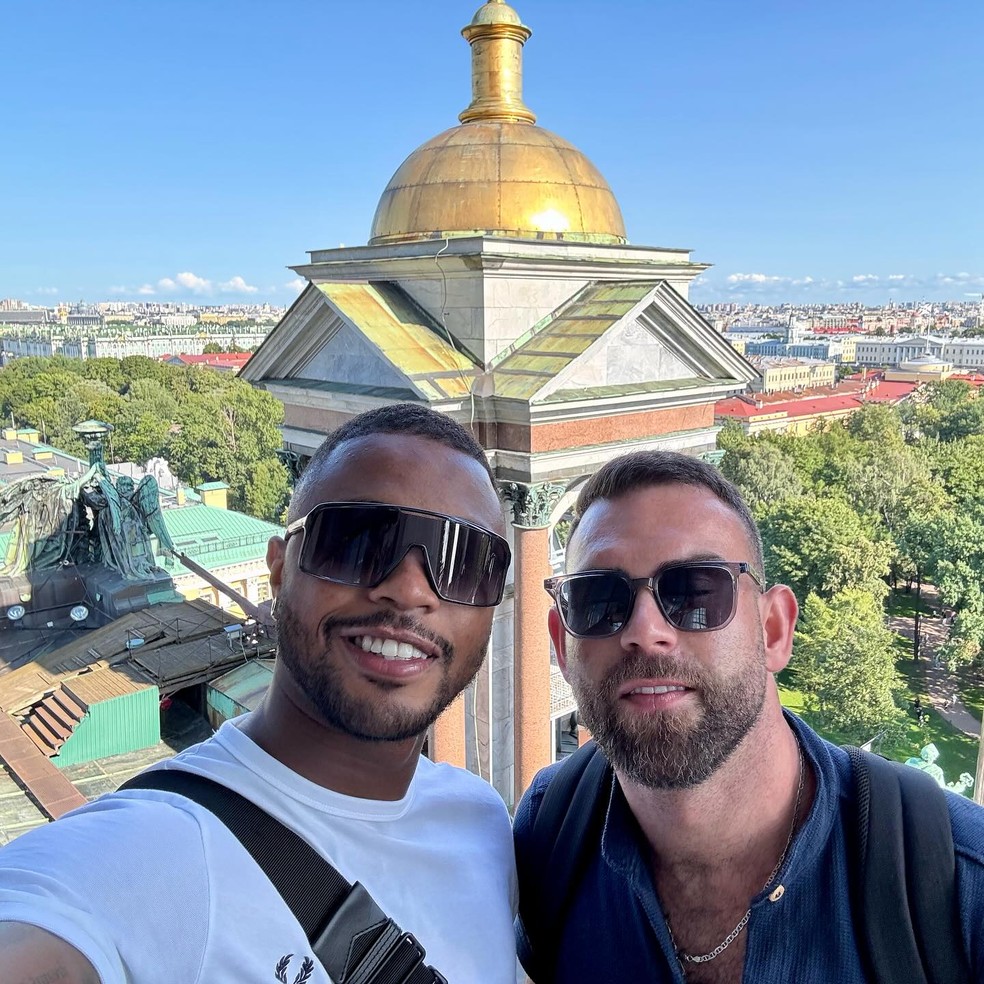 Jonathan Oliveira e Ivan Semchuk durante passeio à St Isaac’s Cathedral, em São Petersburg, na Rússia — Foto: Reprodução/Instagram