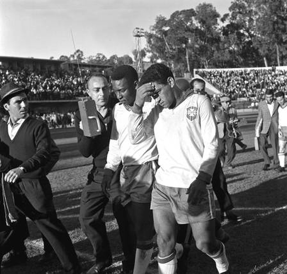 Ao lado de Garrincha, Pelé sai machucado no segundo jogo da Copa de 1962, contra a Tchecoslováquia  — Foto: Arquivo O Globo