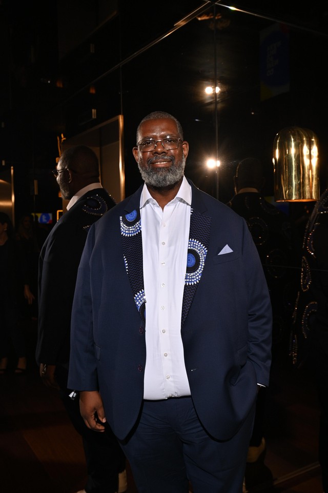 'Men of the Year': Péricles usa look bordado e feito sob medida