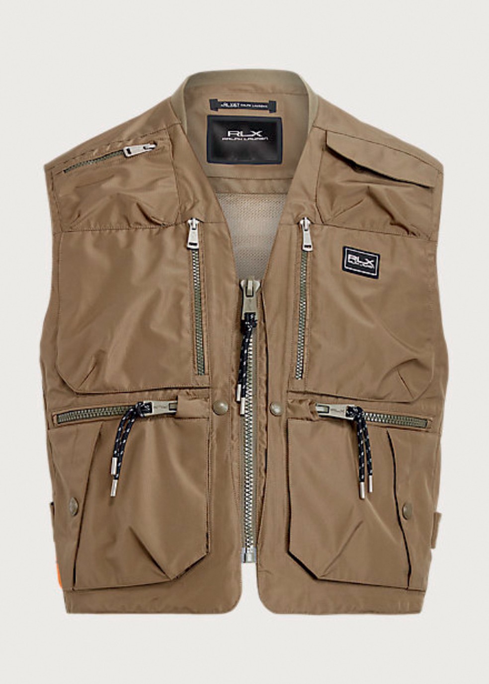 Coletes utilitários continuam em alta na moda streetwear