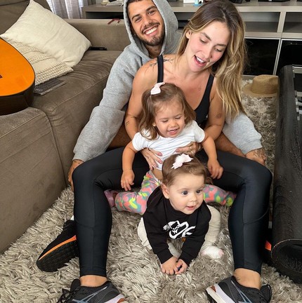 Zé Felipe e Virgínia com as filhas — Foto: Instagram/Reprodução