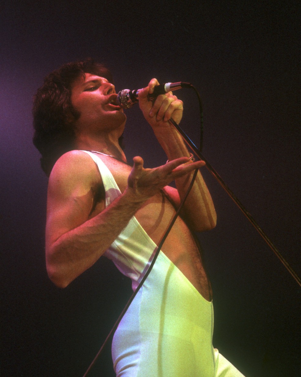 Freddie Mercury: com jaquetas de couro e macacões justos, ele exibia um visual glam rock único — Foto: Getty Images