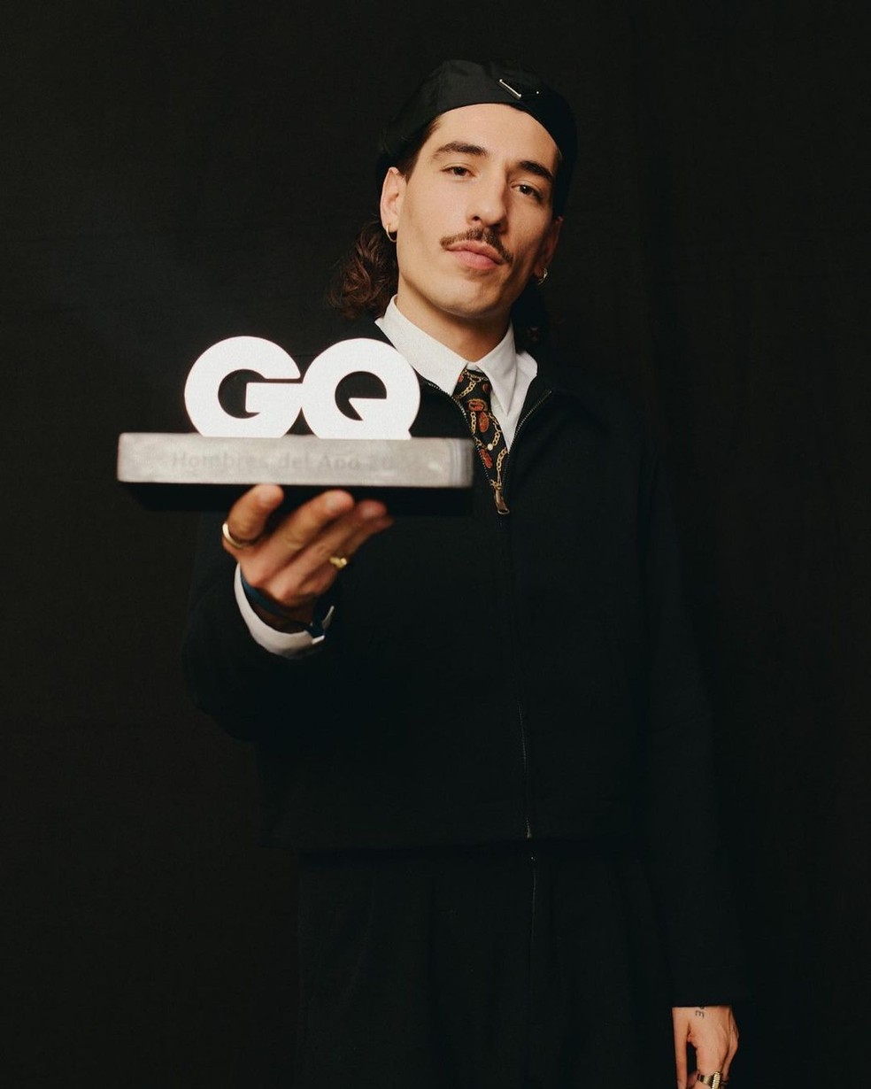 Bellerín durante premiação GQ Men of The Year 2022 — Foto: Reprodução / Instagram