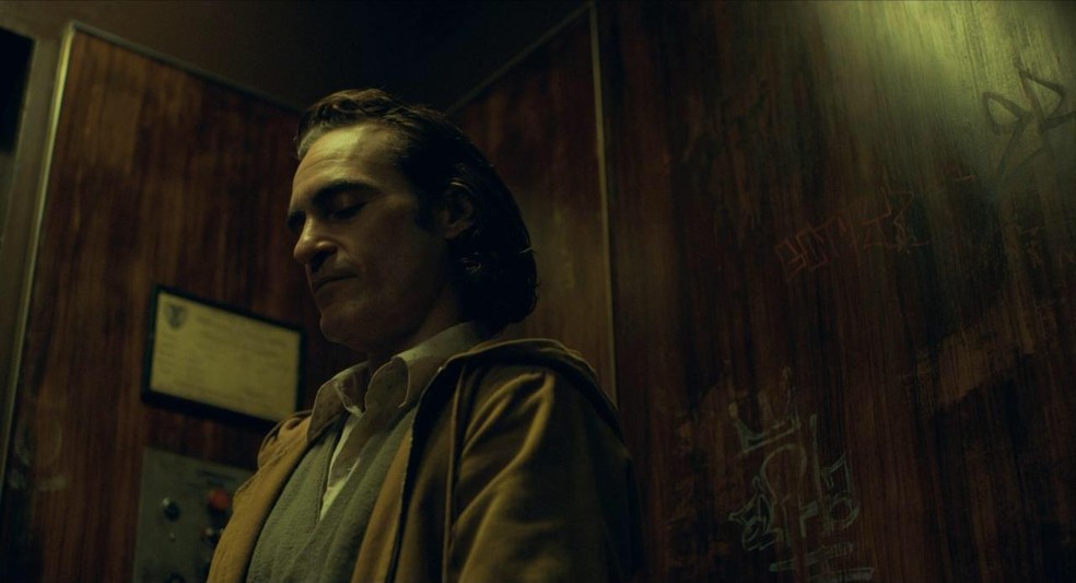 Joaquin Phoenix em cena de Coringa (2019), dirigido por Todd Philips — Foto: Divulgação