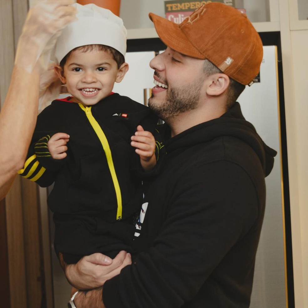 Murilo Huff com o filho Leo, fruto do relacionamento com Marília Mendonça — Foto: Instagram/Reprodução