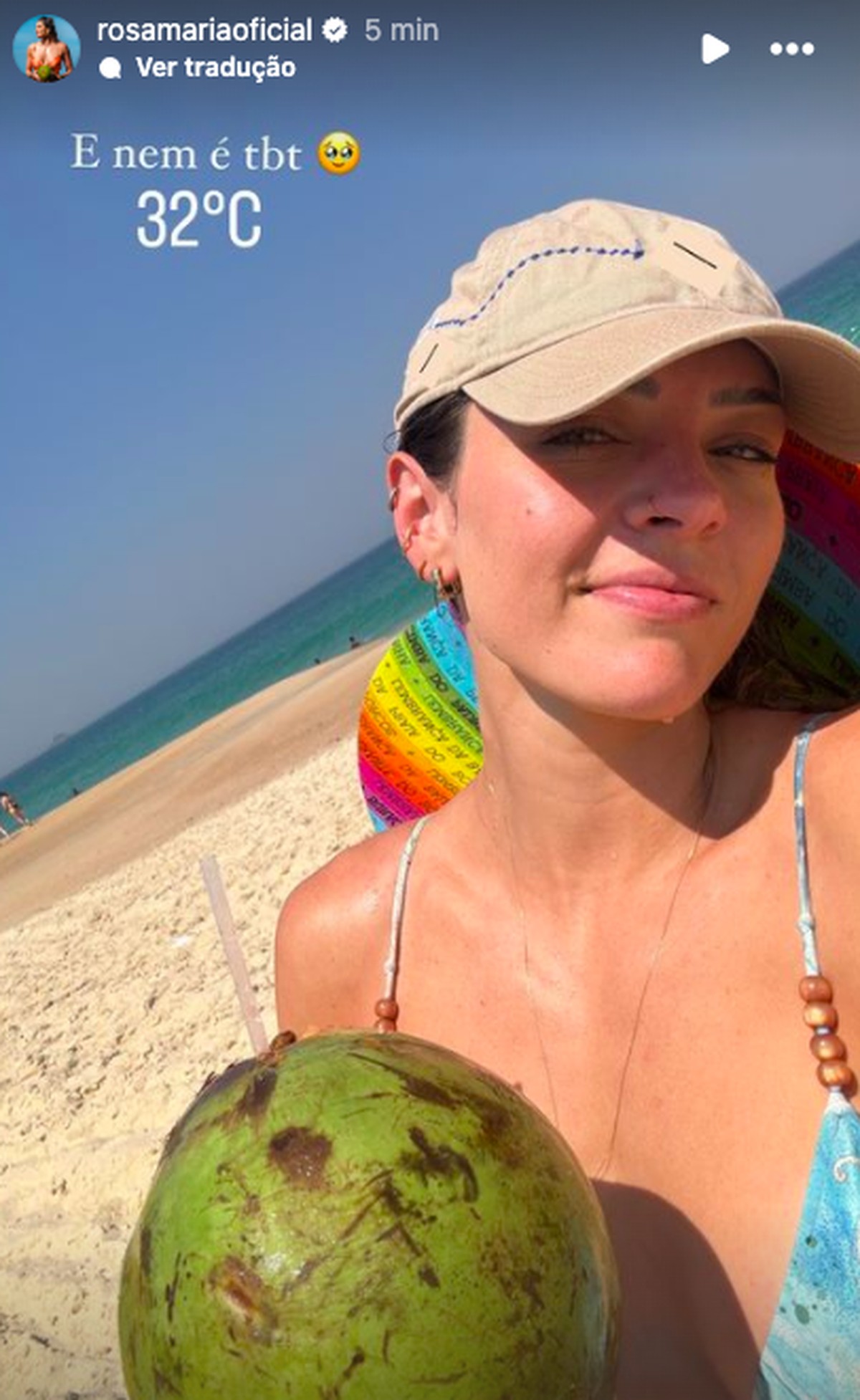Rosamaria curte sol após treino em praia do Rio