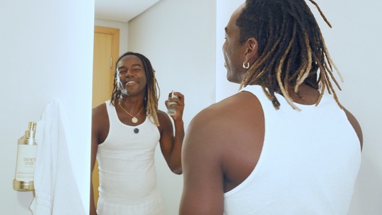 Longe das telas, Jonathan Azevedo investe em marca para cabelos e revela sonho de viver Sabotage no cinema Longe das telas, Jonathan Azevedo investe em marca para cabelos e revela sonho de viver Sabotage no cinema