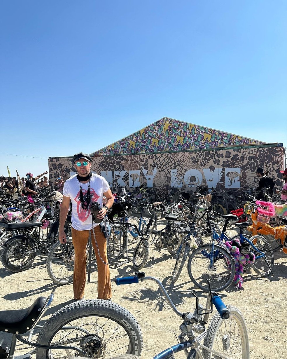 André Sada em frente a tenda no Burning Man — Foto: Reprodução / Instagram