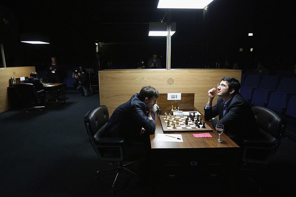 Os mestres Alexander Grischuk e Vladimir Kramnik (dir.) competem no Candidates Tournament 2013 em Londres, Inglaterra (Foto: Getty Images) — Foto: GQ