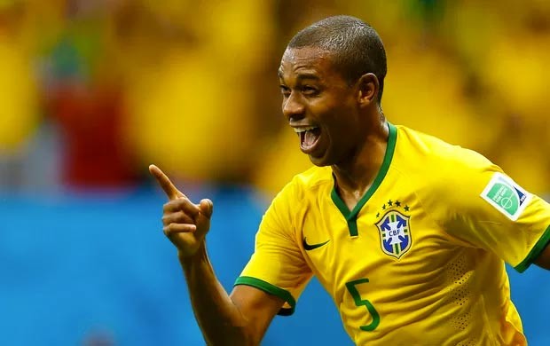 2014: Mais uma vez, a Nike optou por uma versão mais discreta para a camisa da Seleção no derrotado mundial do Brasil, com um detalhe a mais na gola verde. Foto: Reuters