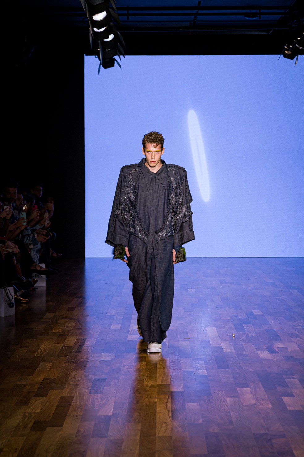 Veludo, ombro marcado e xadrez: as tendências do SPFW N59