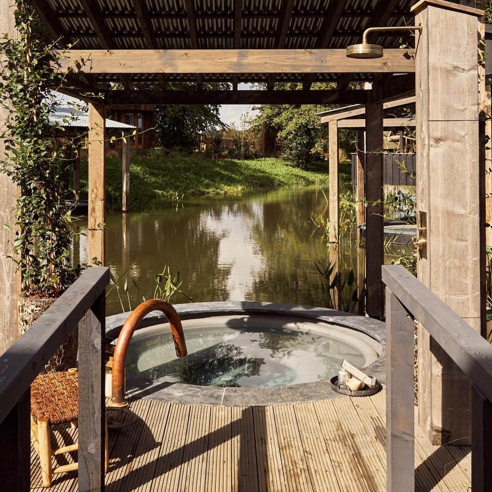Lago e banheira da Soho Farmhouse, rancho de luxo escolhido por Margot Robbie — Foto: Divulgação