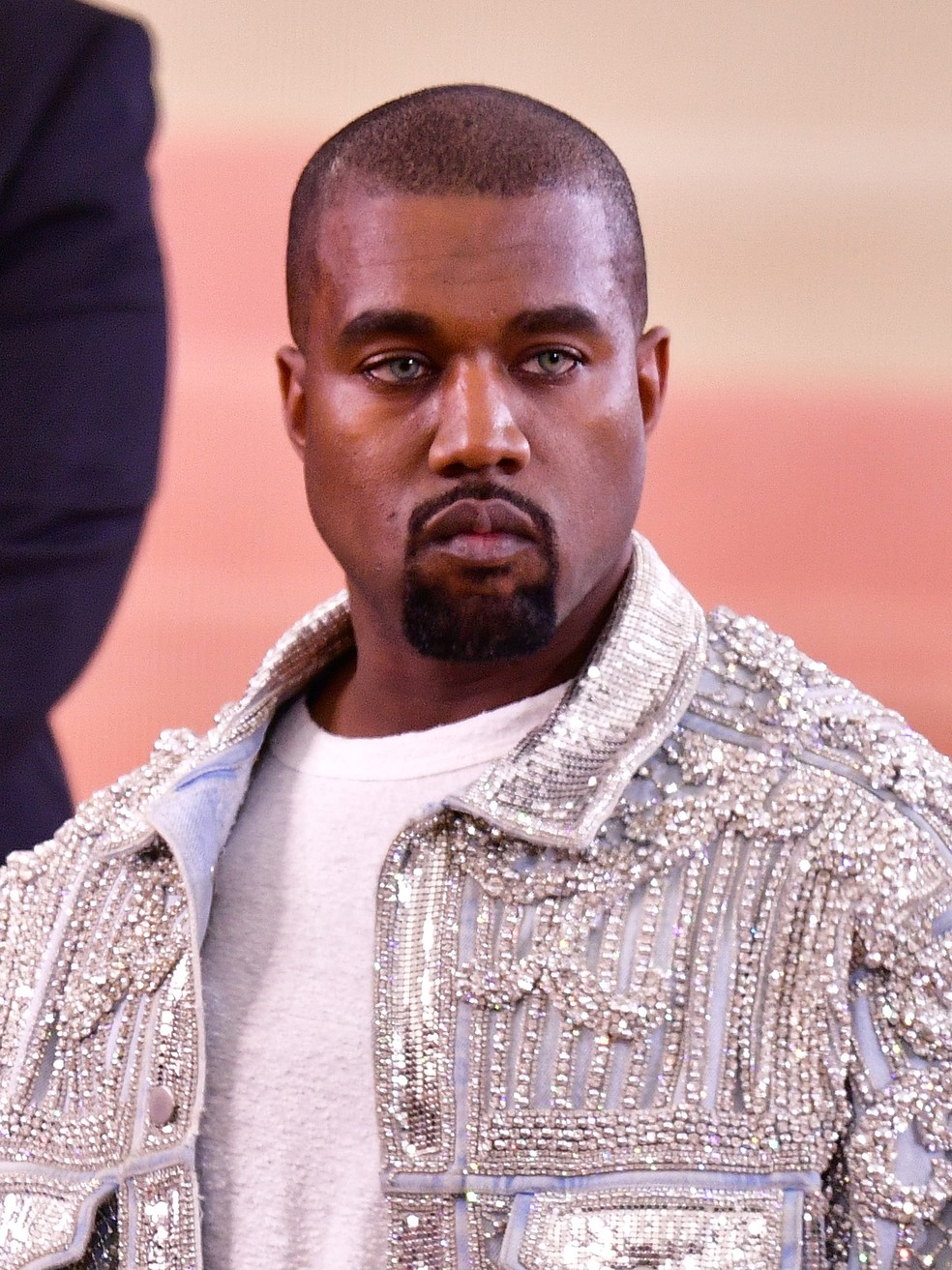 Kanye West usou lentes de contato azuladas para deixar o seu olhar contornado com lápis em destaque — Foto: Getty Images