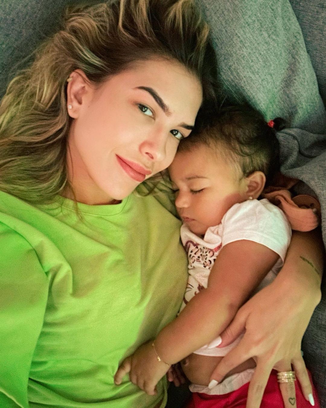 Lore Improta abraçada com a filha dormindo — Foto: Instagram/Reprodução