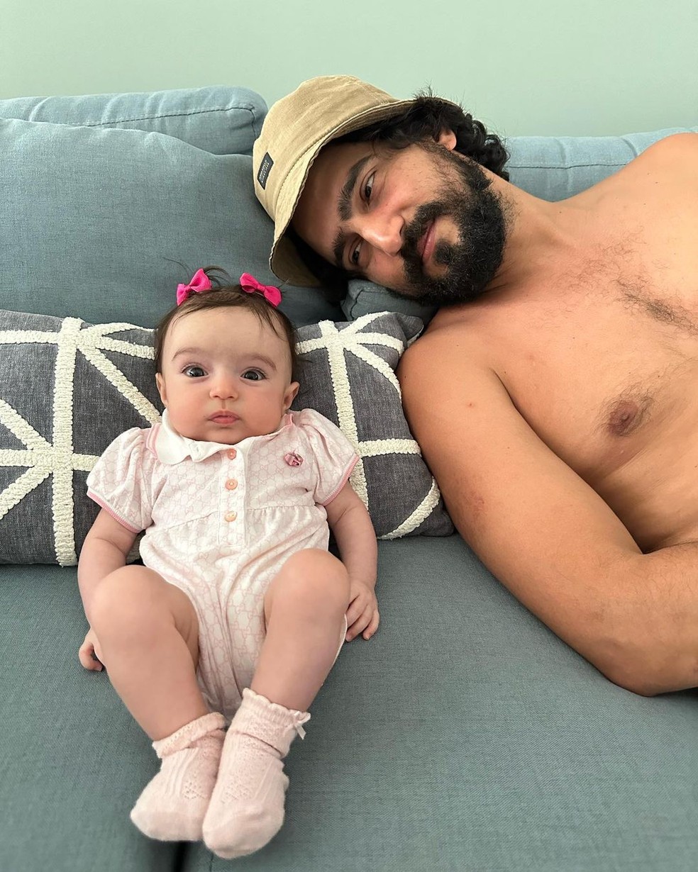Renato Góes e a pequena Tereza, de 4 meses — Foto: Reprodução/Instagram