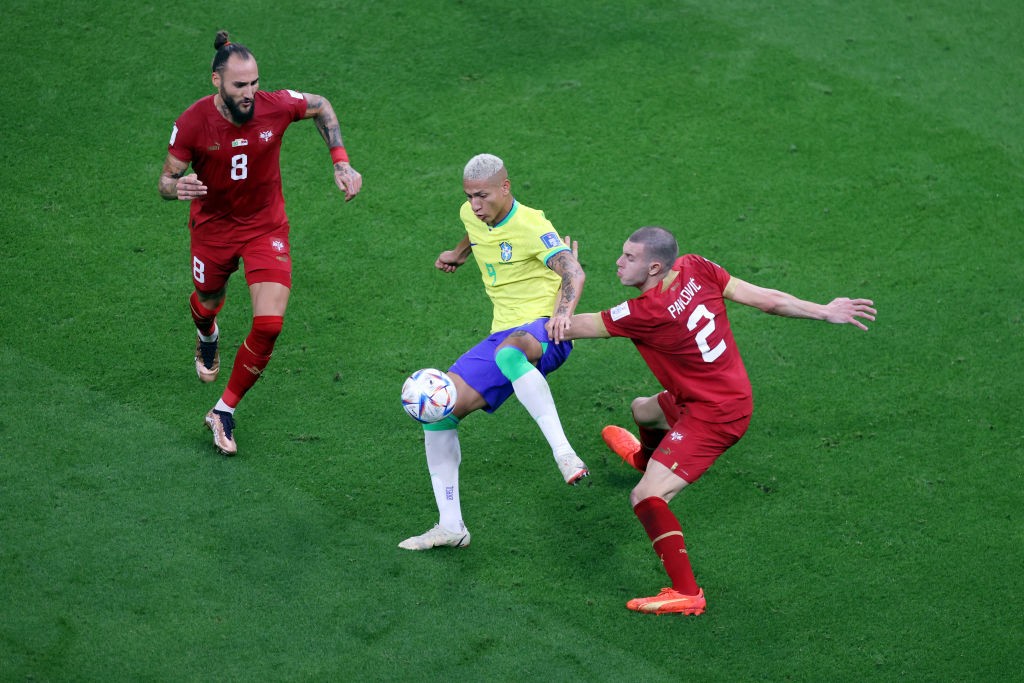 Richarlison disputa a bola contra sérvios  — Foto: Michael Steele/Getty Images