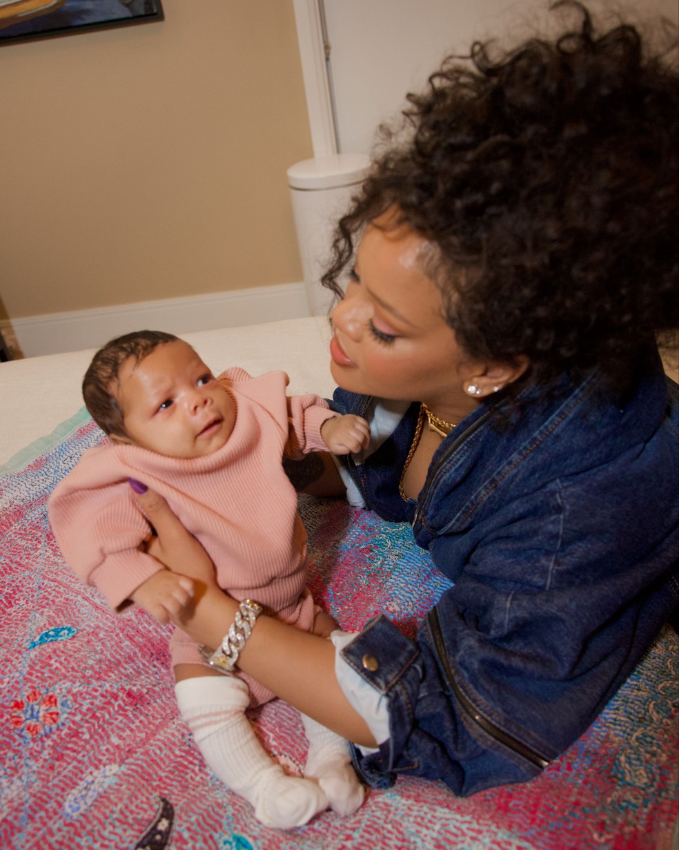 Rihanna e seu filho caçula, Riot — Foto: DIGGZY/Shutterstock