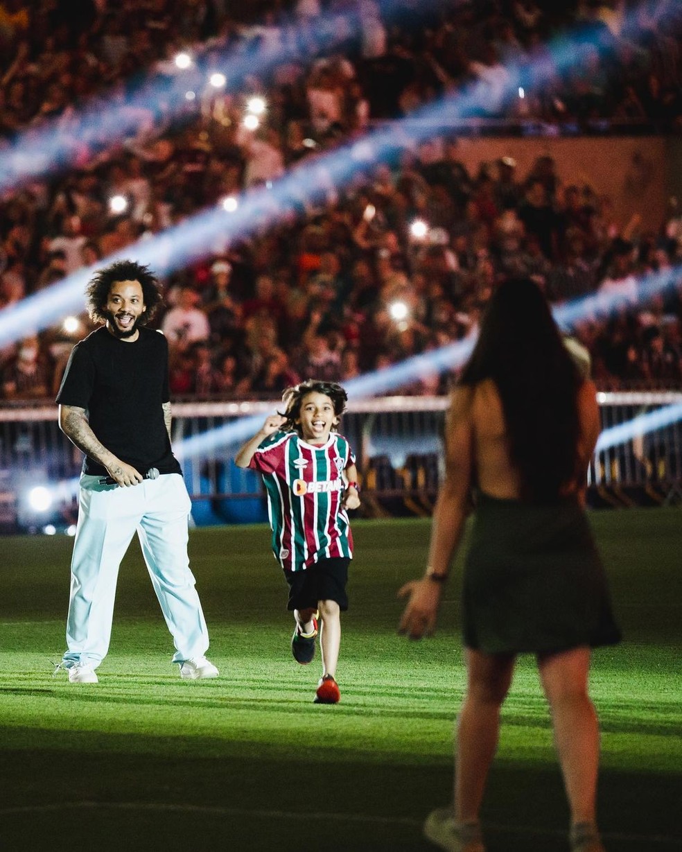 Marcelo e o filho mais novo, Liam, em direção à Clarice, durante cerimônia de apresentação do jogador no Fluminense — Foto: Divulgação Instagram
