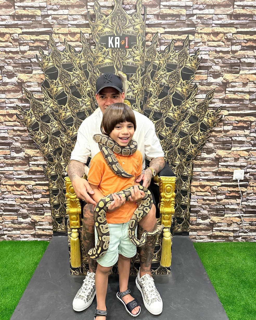 Ederson com o filho Henrique, brincando com uma cobra — Foto: Reprodução/Instagram
