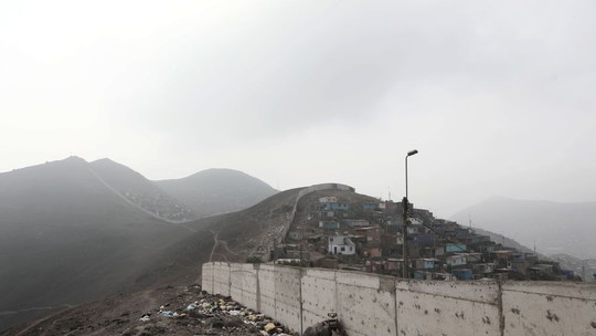 'Muro da vergonha', que divide ricos e pobres no Peru, começa a ser derrubado; veja fotos do paredão