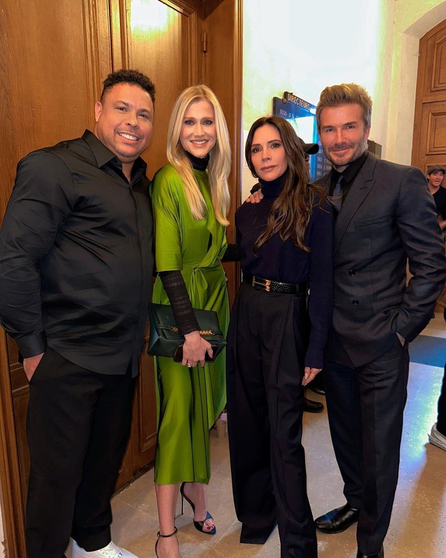 Ronaldo e Celina Locks posam ao lado de David e Victoria Beckham ...