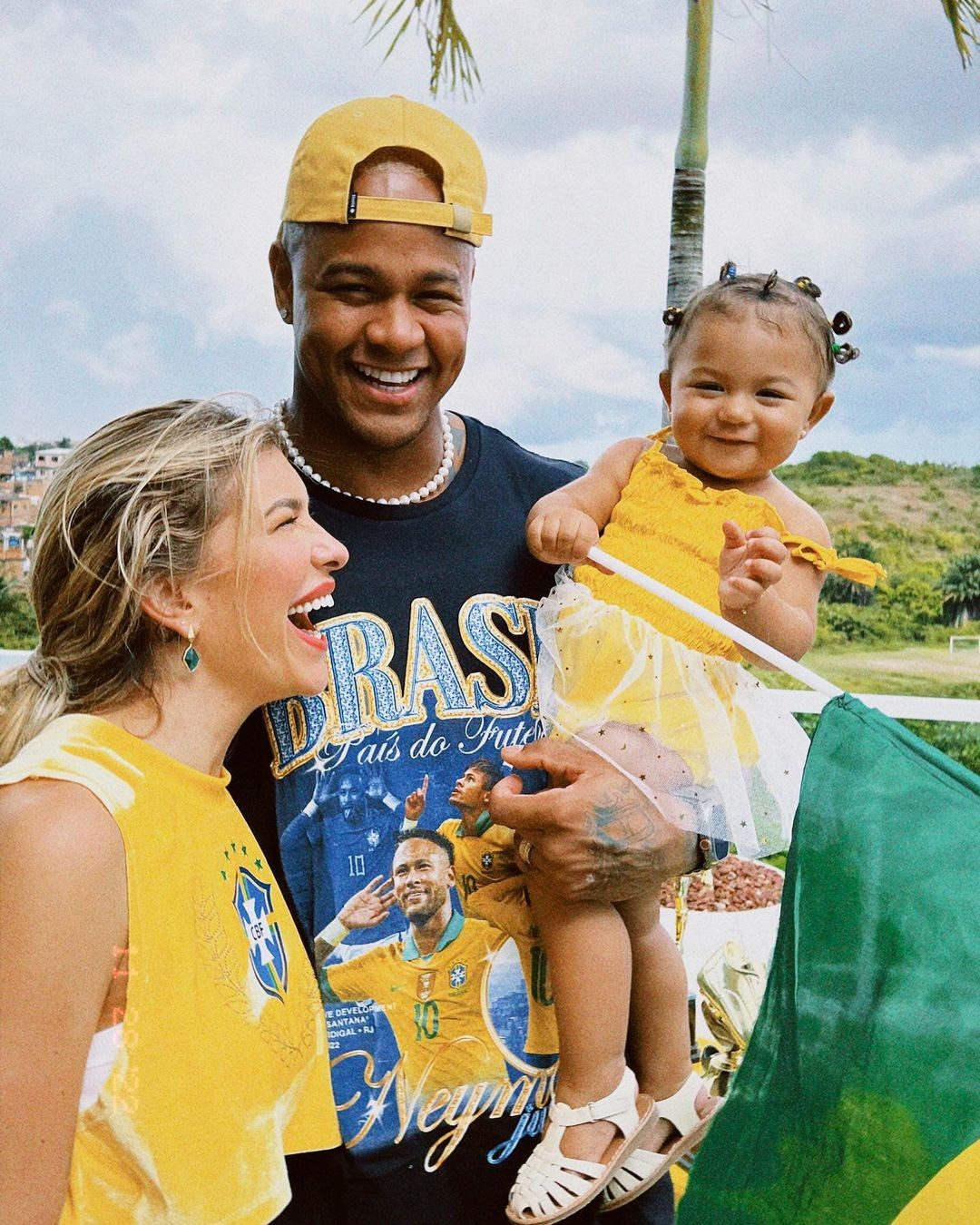 Léo Santana e Lore Improta com a filha Liz na torcida pelo Brasil na Copa do Catar — Foto: Instagram/Reprodução