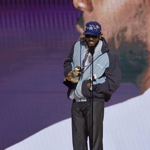 Kendrick Lamar é premiado no Grammy 2023 com Nike Shox MR4 Mule — Foto: Kevin Winter/Getty Images for The Recording Academy