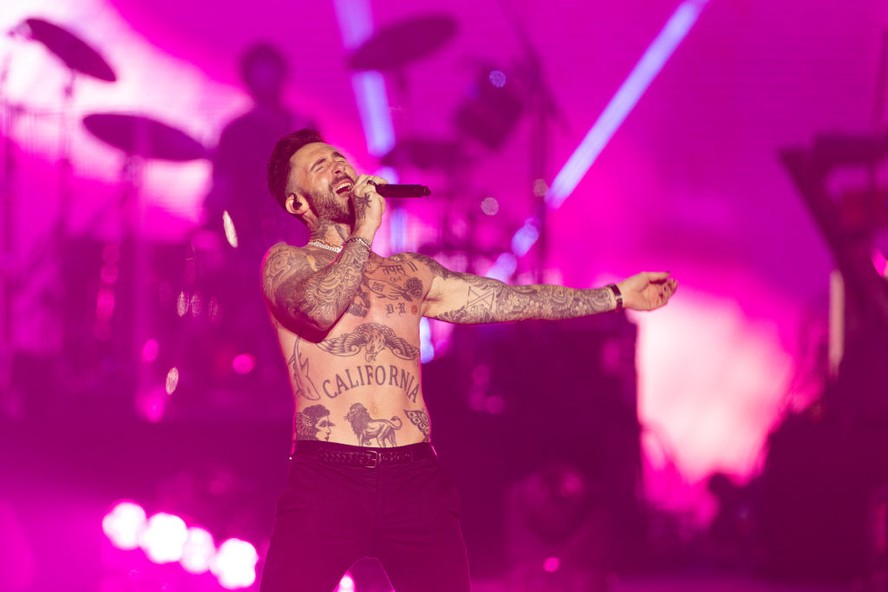 Adam Levine tem o corpo todo tatuado