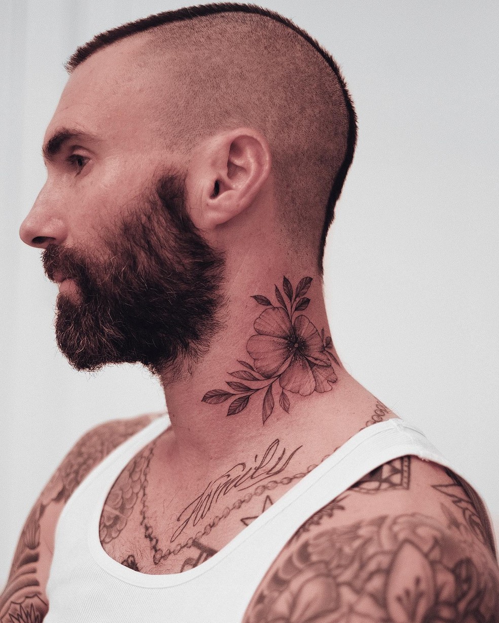 Uma das tatuagens de Adam Levine no pescoço. — Foto: Reprodução/Instagram