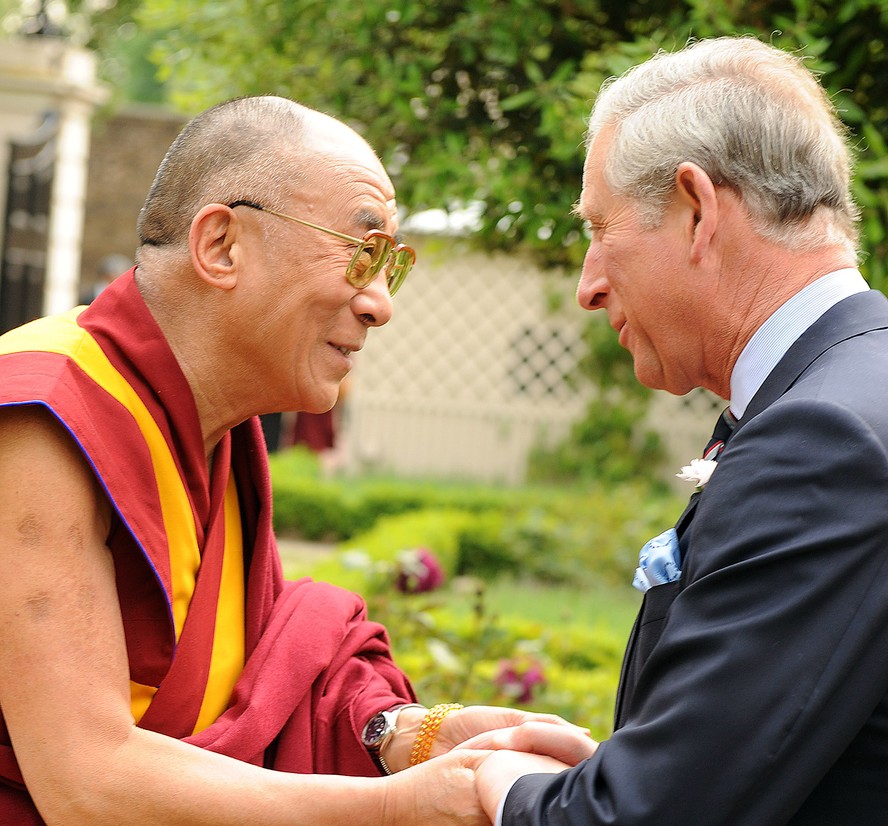 Dalai Lama Tenzin Gyatso em encontro de 2008 com o então Príncipe Charles, usando um Rolex Day-Date 18038