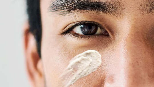 Esfoliação: os benefícios dessa limpeza profunda para os homens