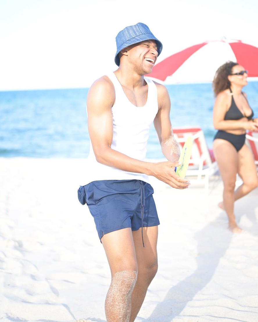 Mbappé se diverte na praia, em Miami, em meio a negociações sobre seu futuro