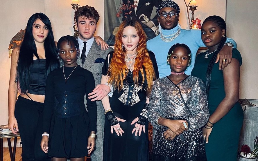 Madonna posa com filhos e fãs reagem: 'A família real'