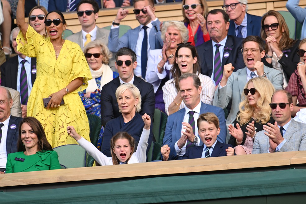 Princesa Kate e Príncipe William e os filhos George e Princesa Charlotte prestigiam a final de Wimbledon — Foto: Getty Images