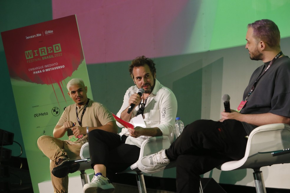 Theo Rocha, da Meta, ao centro, e os artistas Gean Guilherme (esq.) e Ottis (dir.) — Foto: Wired Festival Brasil