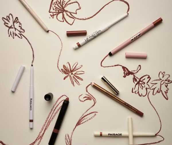 Lpis de boca desenhando flores