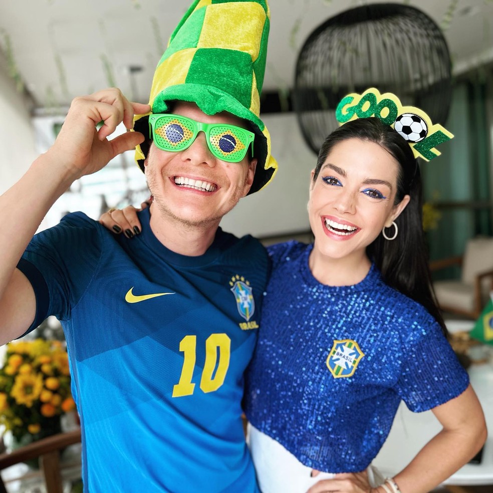 Michel Teló e Thais Fersoza caracterizados para o jogo do Brasil — Foto: Instagram/Reprodução