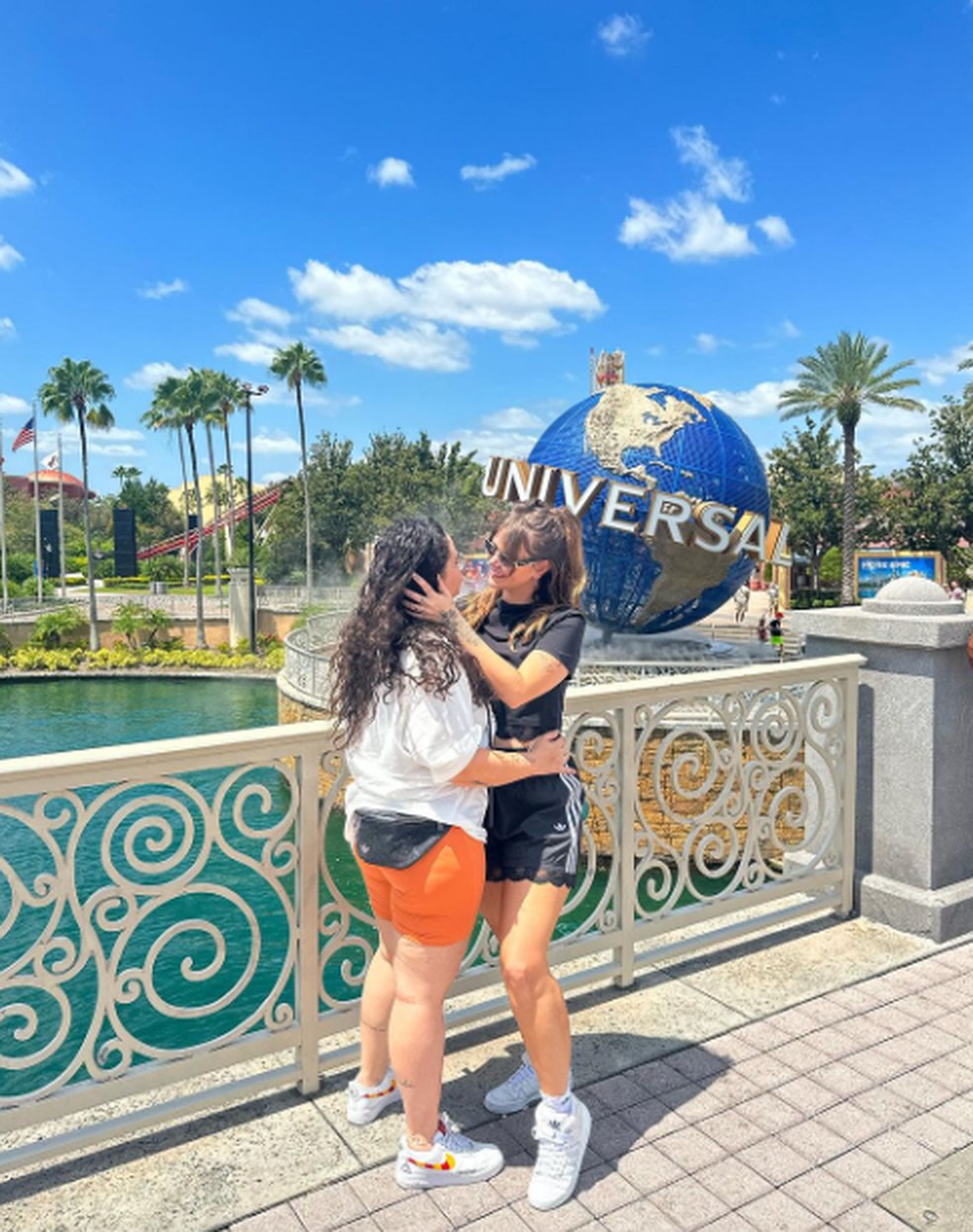 Marcela Mc Gowan e a namorada, Luiza Martins, em Orlando — Foto: Instagram