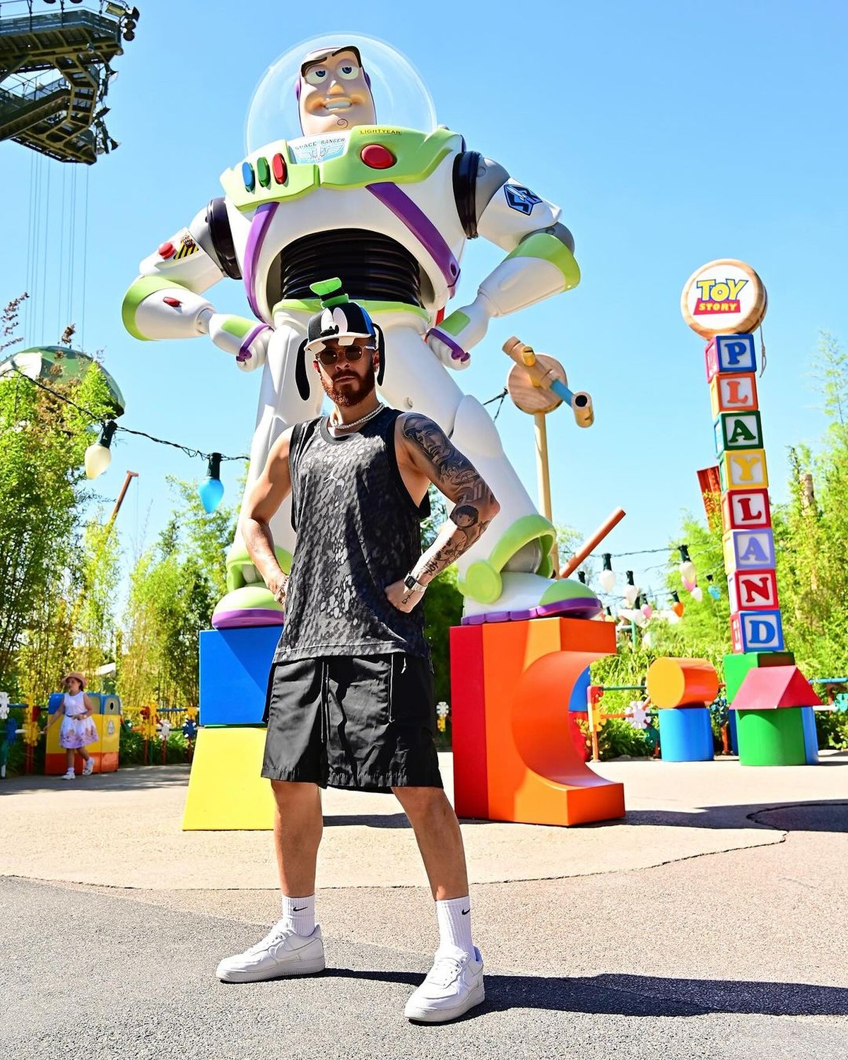 Fred Bruno Usa Boné Temático Na Disney De Paris: 