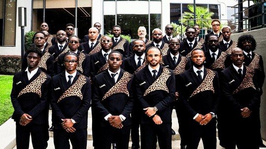 Criador do "terno de leopardo" da RD Congo é autodidata, já trabalhou como vendedor de loja e é fã de Ronaldo Fenômeno Criador do "terno de leopardo" da RD Congo é autodidata, já trabalhou como vendedor de loja e é fã de Ronaldo Fenômeno