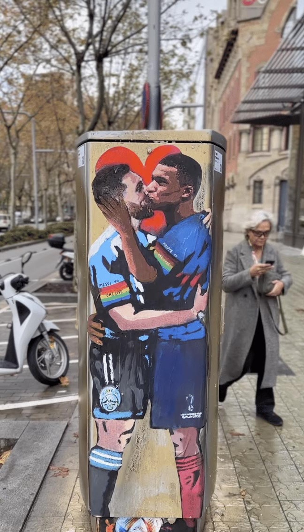 Obra do artista italiano TVBoy foi pintada ao lado da embaixada do Catar na Espanha, às vésperas da final do Mundial — Foto: Reprodução Instagram