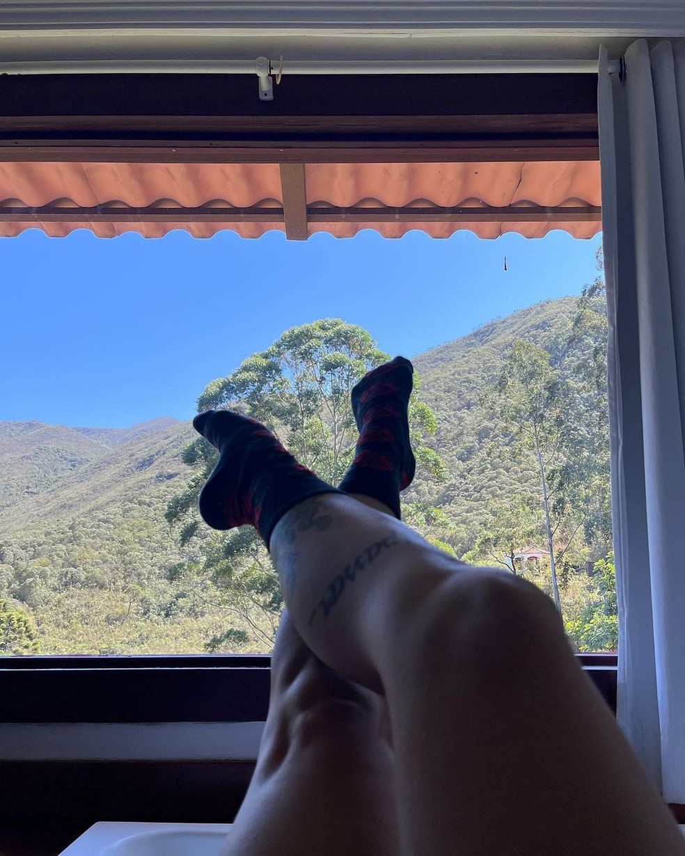 Pitty faz yoga durante sua turnê pelo Brasil — Foto: Reprodução / Instagram