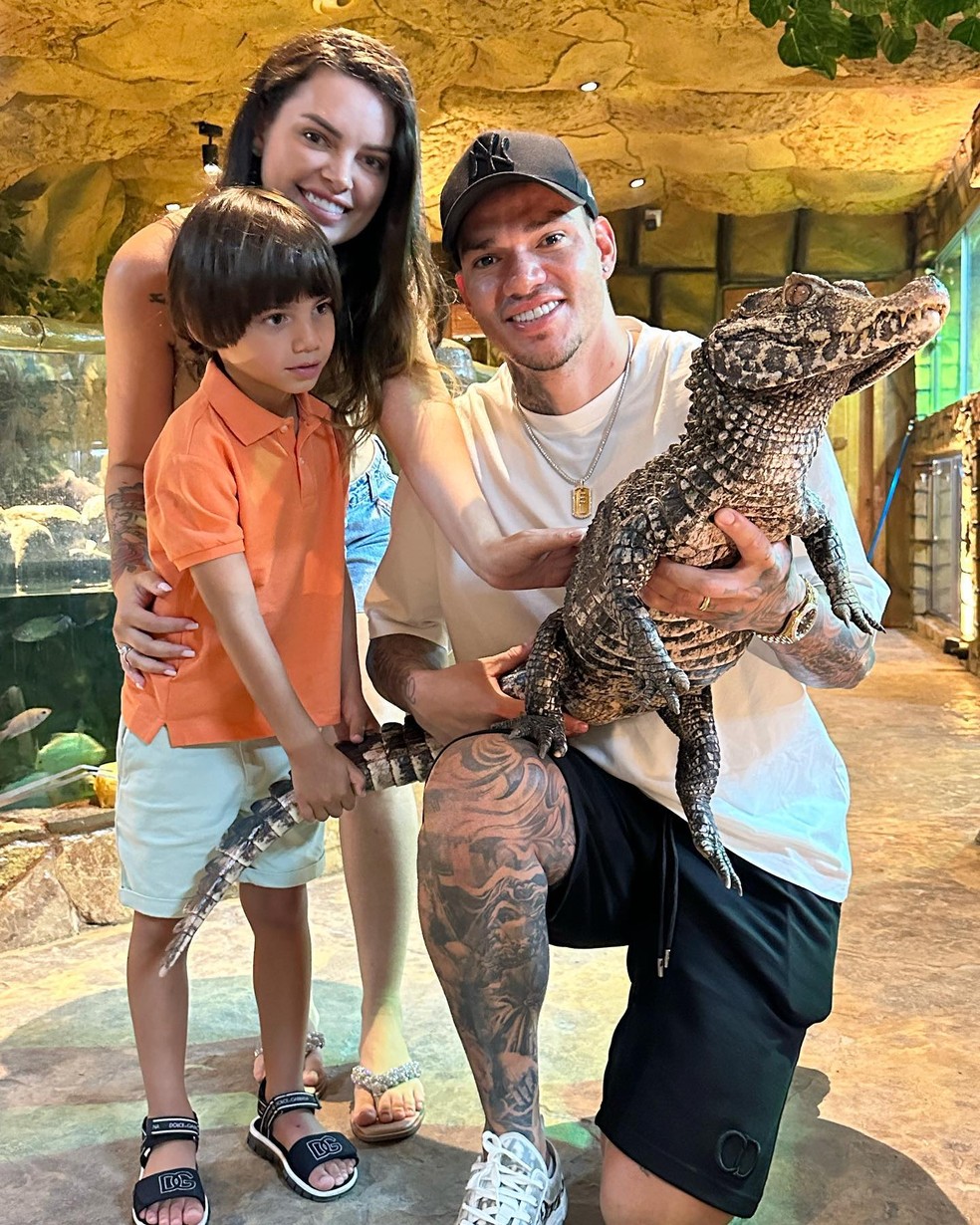 Ederson segura um réptil com a esposa, Lais, e o filho Henrique — Foto: Reprodução/Instagram