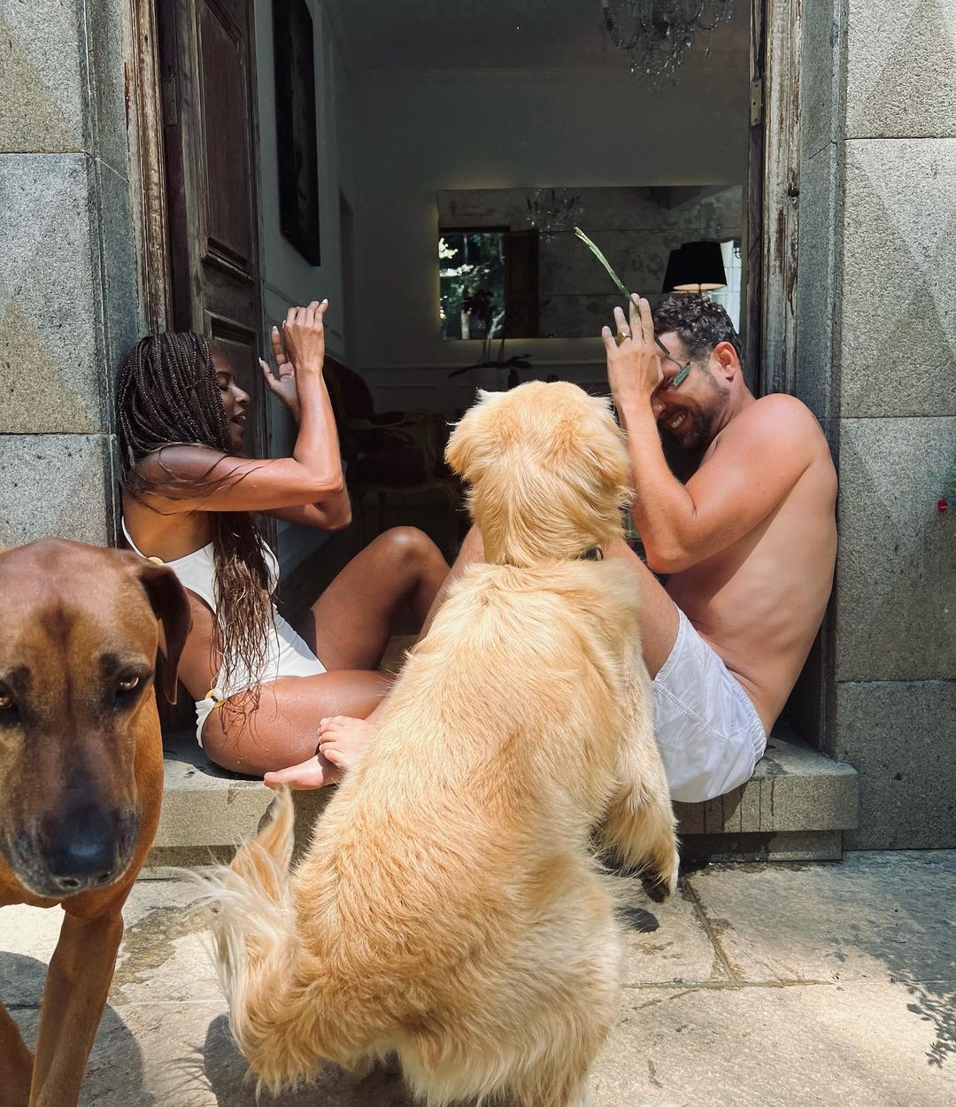 Aline Wirley e Igor Rickli com os cachorros de estimação na porta de casa — Foto: Instagram/Reprodução