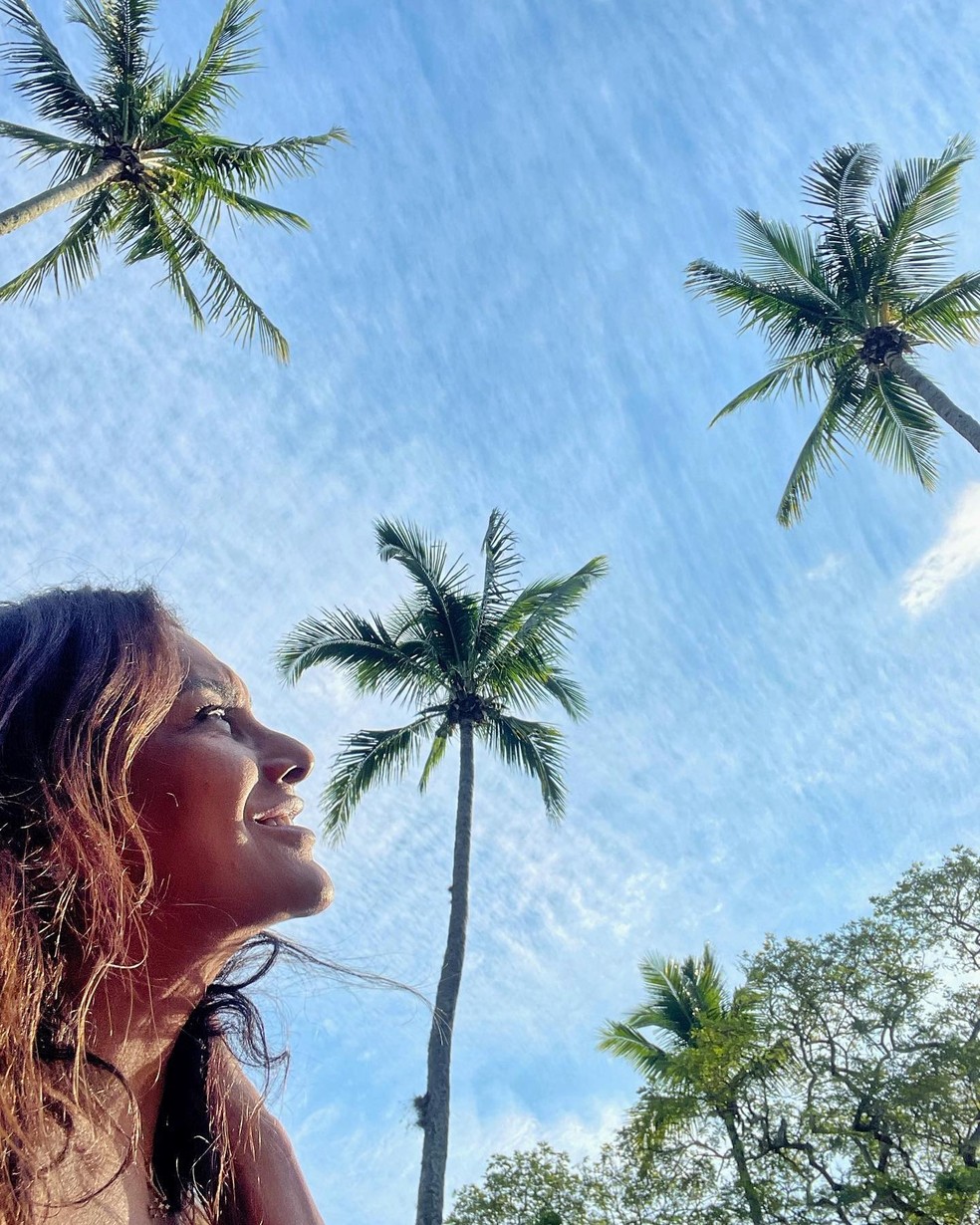 Sorrisão de Dira Paes em belo cenário — Foto: Reprodução/Instagram