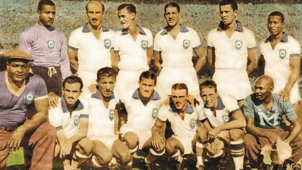 1950: Jogando em casa, a equipe brasileira vestiu um uniforme semelhante ao usado nas primeiras participações no mundial. A gola era polo, em cor azul, assim como os punhos e as listras do calção. Foto: Divulgação