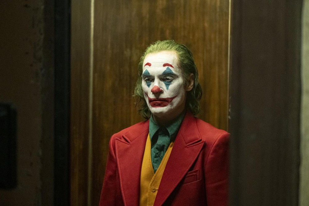 Coringa ainda usa roupa velha na sequência, mas um pouco mais descolado